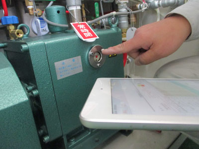 真空ポンプ油面レベル確認