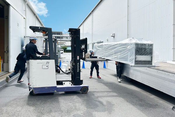 トラックから木工作業場に運び込まれるCRV2型の室内機